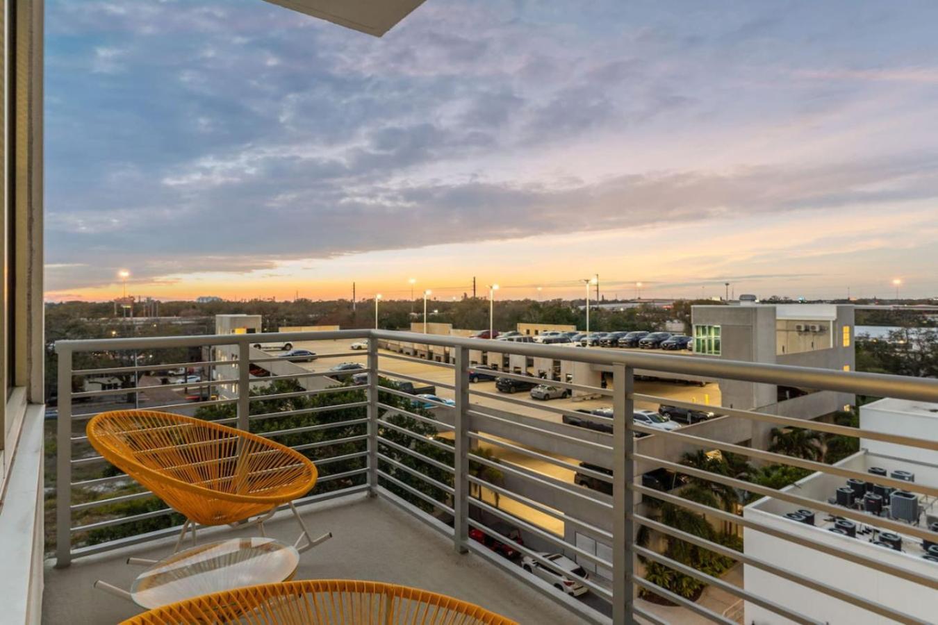 Modern 2 Bed Getaway Steps From Tropicana Field San Petersburgo Exterior foto